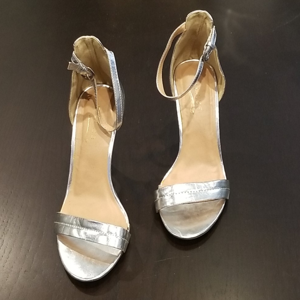 Glaze, womans size 7m silver heel